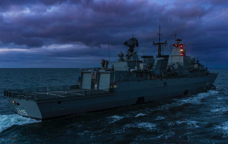 Fregatte Brandenburg in der Dämmerung